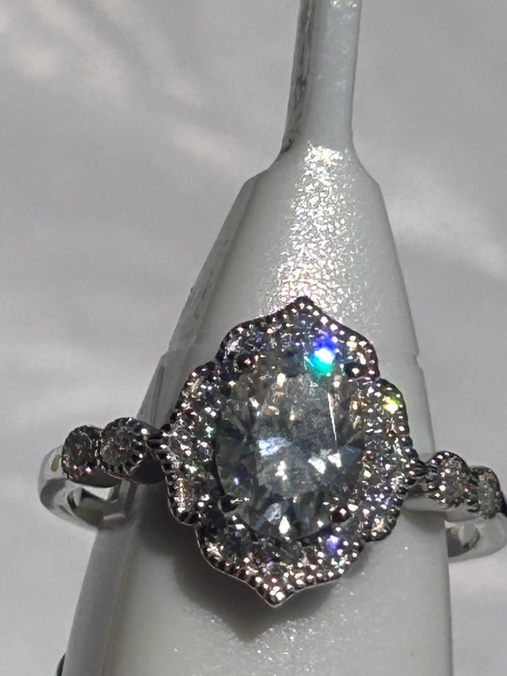 Stunning Vintage-Inspired Oval Moissanite Ring 💍